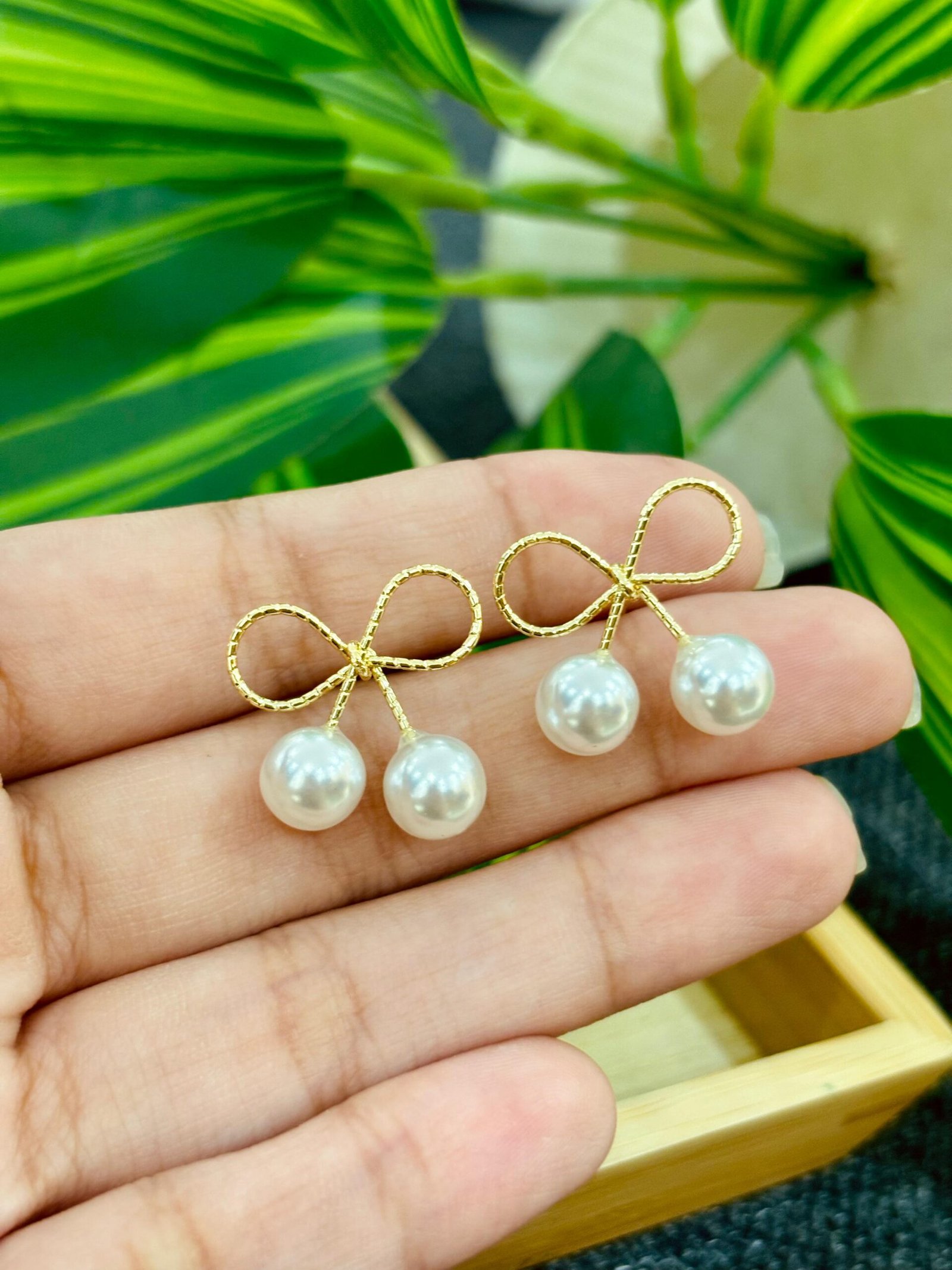 Snow Pearl Bows Studs Snow Pearl Bows Studs